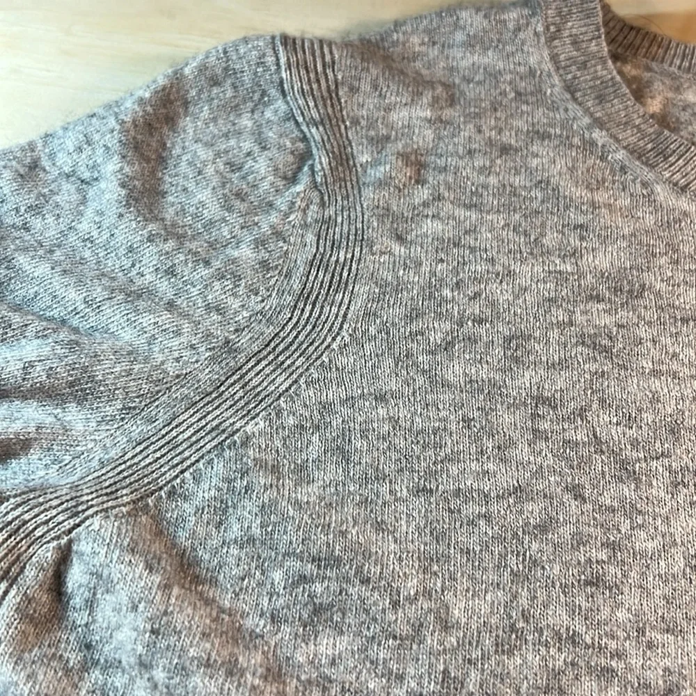 Banana Republic Gray Crewneck Sweater made with Italian yarn sz L - Picture 3 of 7